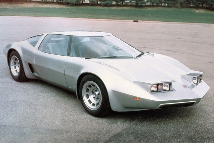 Chevrolet AeroVette (1976): Chevrolet từng có ý định dùng động cơ mid-engined (động cơ giữa) nhưng lại sử dụng động cơ quay Wankel. Các kỹ sư của Chevrolet đã gặp phải vấn đề nhức nhối là động cơ đốt cháy quá nhiều nhiên liệu. Sau đó, xe được trang bị động cơ V8 và đổi tên thành AeroVette vào năm 1976. Ý tưởng xe Corvette động cơ giữa đã bị “chết yểu” cuối những năm 1980. 10 ban concept xe hoi an tuong nhat moi thoi dai