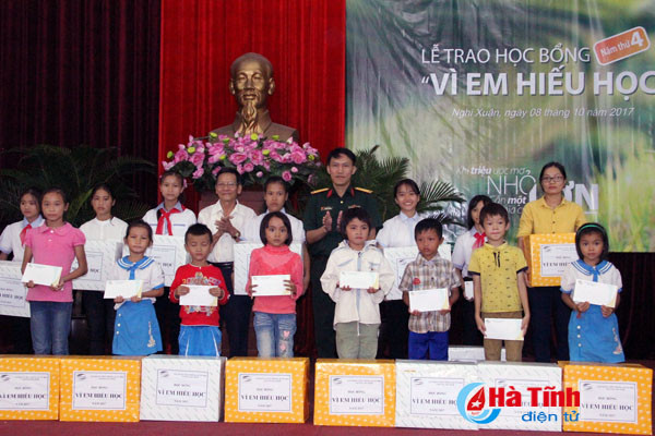 viettel ha tinh trao 80 suat hoc bong cho hoc sinh ngheo nghi xuan