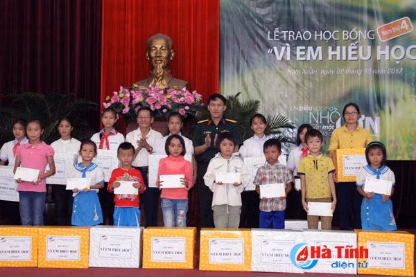 viettel ha tinh trao 80 suat hoc bong cho hoc sinh ngheo nghi xuan