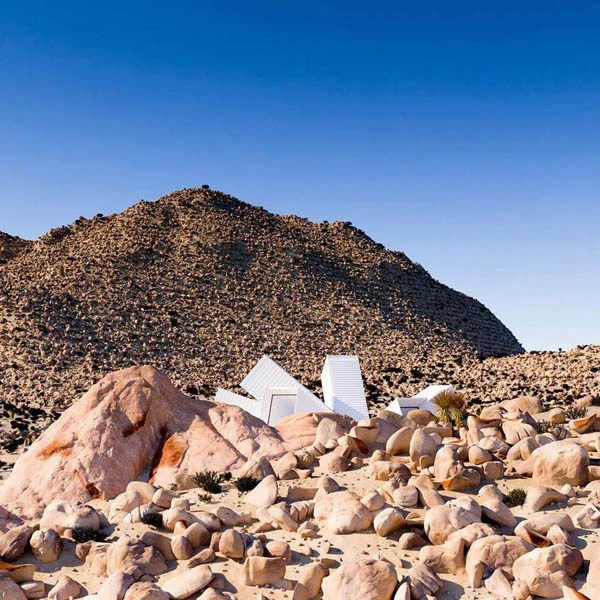 loa mat truoc ngoi nha container nhu hoa no giua sa mac