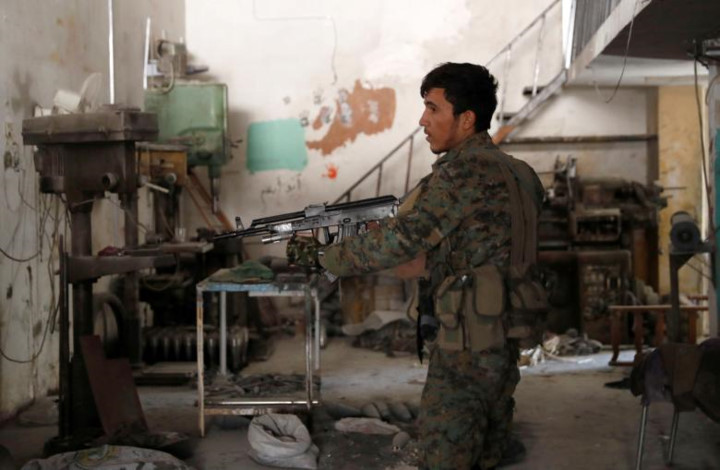 canh tan khoc dang so vi bom dan o raqqa trong cuoc chien chong is