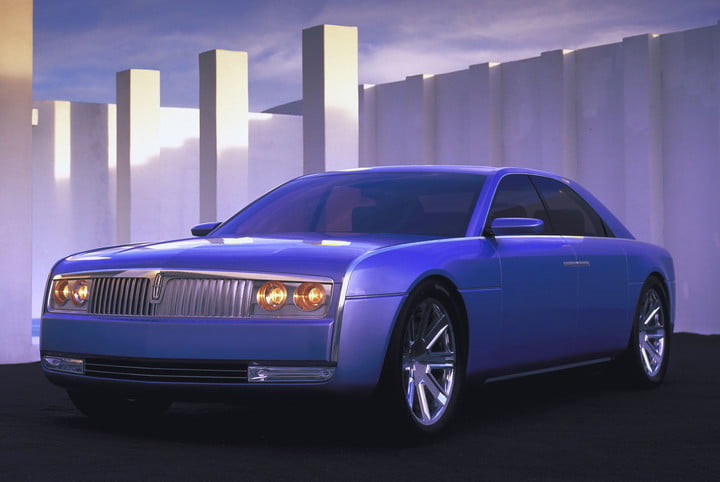 Lincoln Continental (2002): Được trang bị động cơ V12, dung tích 6 lít, sản sinh công suất tối đa 414 mã lực và mô-men xoắn cực đại 412 lb-ft. Sức mạnh được truyền tới bánh thông qua hộp số tự động 6 cấp. Tập đoàn RM Auctions đã bán nó vào năm 2002. 10 ban concept xe hoi an tuong nhat moi thoi dai