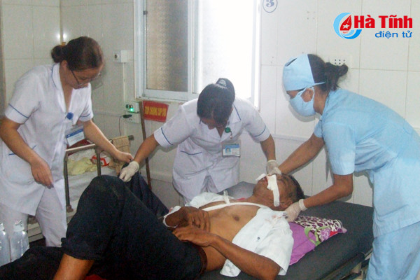 cho chau di kham ong ba bi tngt cung nhap vien