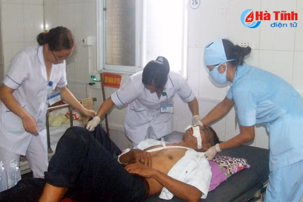 cho chau di kham ong ba bi tngt cung nhap vien