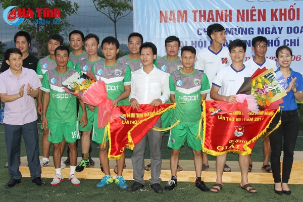 ben xe ha tinh vo dich giai bong da nam thanh nien khoi doanh nghiep