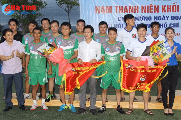 ben xe ha tinh vo dich giai bong da nam thanh nien khoi doanh nghiep