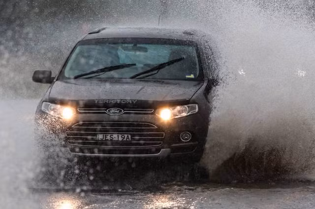 can luu y gi khi chay o to trong mua mua