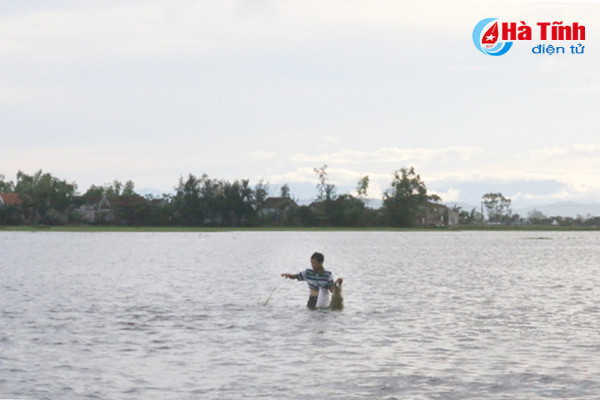 san loc troi tren dong nuoc lu