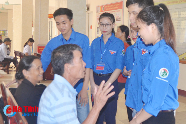 sinh vien truong y ha tinh tiep suc nguoi benh