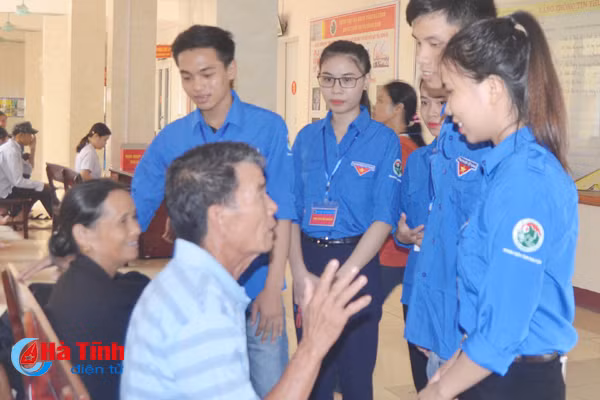 sinh vien truong y ha tinh tiep suc nguoi benh