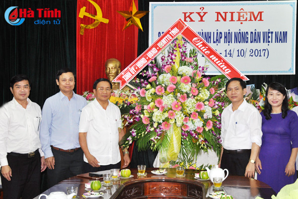 thuong truc tinh uy chuc mung ngay truyen thong hoi nong dan