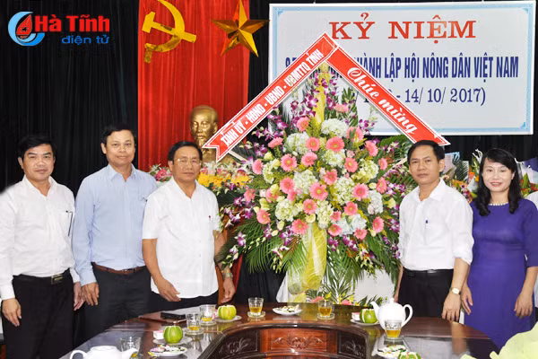 thuong truc tinh uy chuc mung ngay truyen thong hoi nong dan