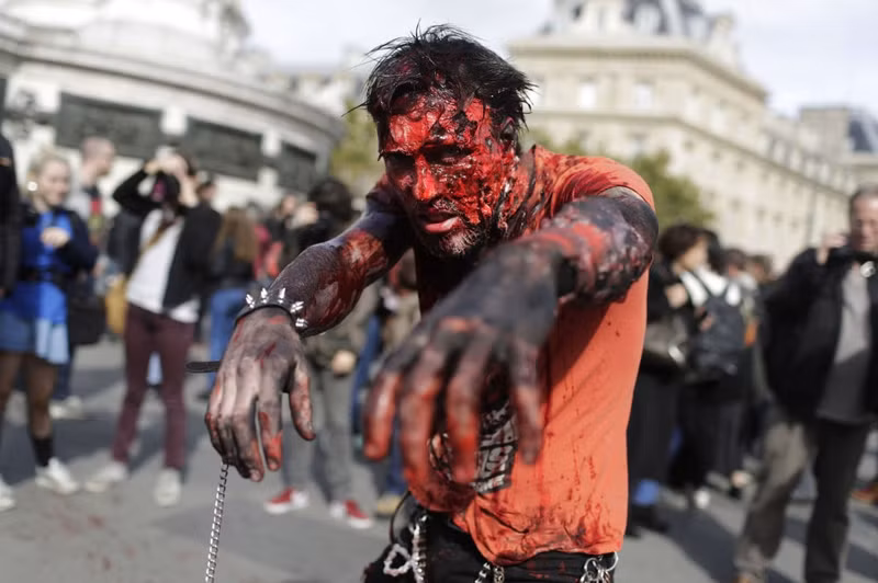 cuoc dieu hanh zombies kinh di tren duong pho paris