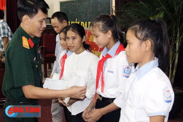 viettel ha tinh trao 80 suat hoc bong cho hoc sinh ngheo nghi xuan