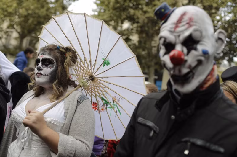 cuoc dieu hanh zombies kinh di tren duong pho paris