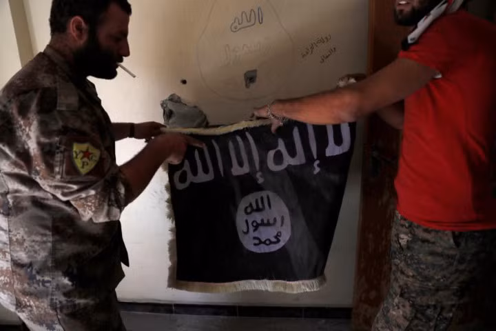 canh tan khoc dang so vi bom dan o raqqa trong cuoc chien chong is