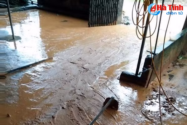 huong son lo dat lam sap 2 nha dan vu quang 564 ho bi co lap