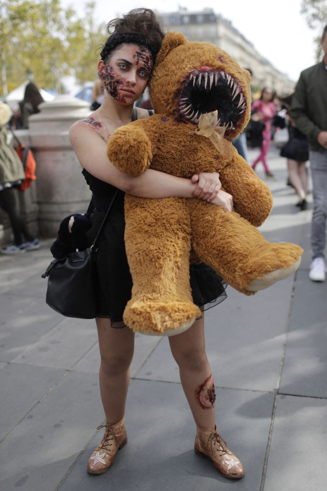 cuoc dieu hanh zombies kinh di tren duong pho paris