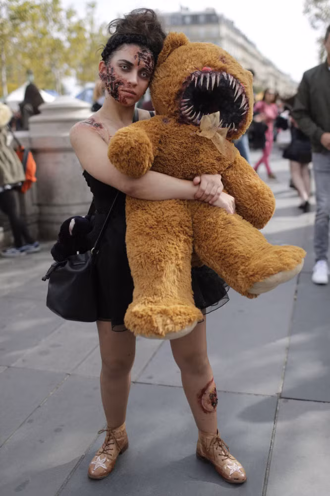 cuoc dieu hanh zombies kinh di tren duong pho paris