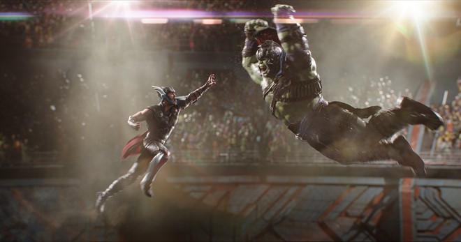 Cuộc đấu tay đôi giữa Thor và Hulk được đánh giá sẽ là điểm hấp dẫn nhất trong Thor: Ragnarok. Ảnh: Disney. cuoc dai chien giua superman wonder woman voi thor hulk