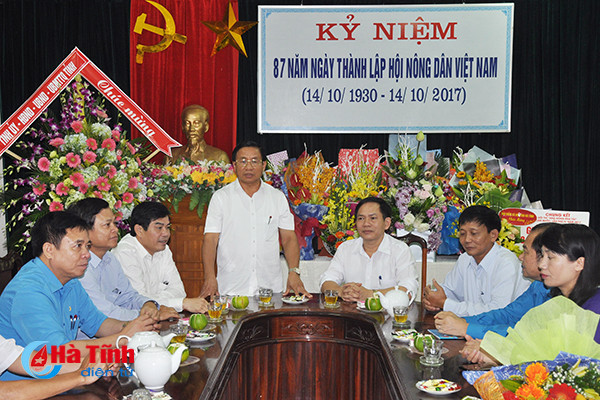 thuong truc tinh uy chuc mung ngay truyen thong hoi nong dan