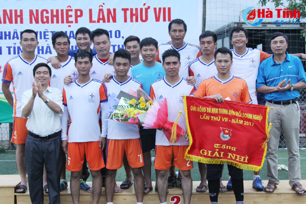 ben xe ha tinh vo dich giai bong da nam thanh nien khoi doanh nghiep