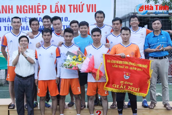 ben xe ha tinh vo dich giai bong da nam thanh nien khoi doanh nghiep