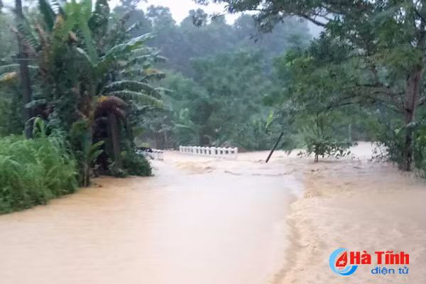 huong son lo dat lam sap 2 nha dan vu quang 564 ho bi co lap