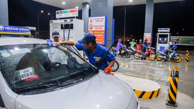 nguoi nhat da vao ban xang hay canh tranh that su