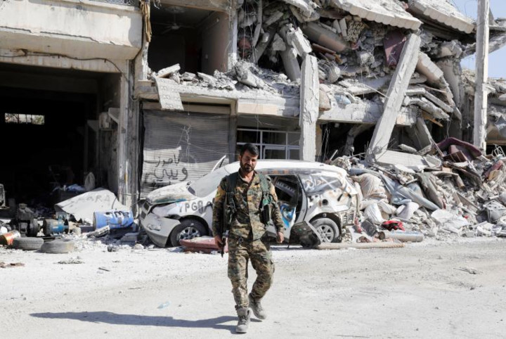 canh tan khoc dang so vi bom dan o raqqa trong cuoc chien chong is