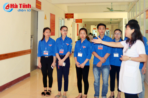 sinh vien truong y ha tinh tiep suc nguoi benh