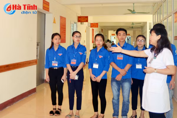 sinh vien truong y ha tinh tiep suc nguoi benh