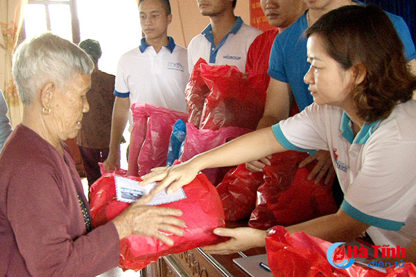 nhieu phan qua tiep tuc den voi ba con vung tam bao ky anh