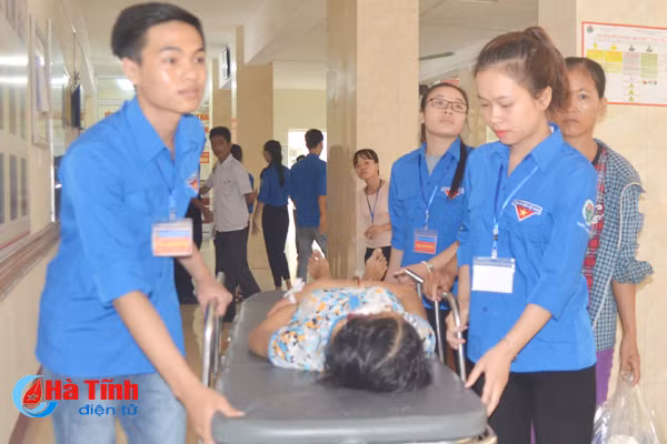 sinh vien truong y ha tinh tiep suc nguoi benh