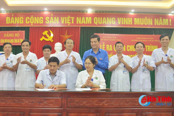 sinh vien truong y ha tinh tiep suc nguoi benh