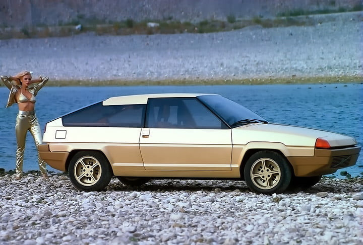 Volvo Tundra (1979): Nổi tiếng với việc tạo ra những chiếc xe an toàn, đáng tin cậy và vững chắc, hãng đã thử thay đổi điều đó vào năm 1979 khi thiết kế một chiếc ôtô gia đình để nhắm vào nhiều đối tượng hơn. Dù cho ra một chiếc sedan hai cửa với phần đuôi phía sau giống như động cơ fastback, Volvo vẫn quyết định ngừng dự án. 10 ban concept xe hoi an tuong nhat moi thoi dai