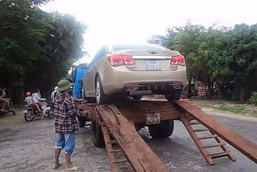 hai huoc chuyen tai xe viet chong lut cho o to trong mua lu