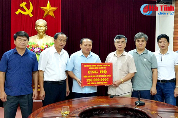 trao 250 trieu dong cho nguoi dan bi thiet hai do bao so 10