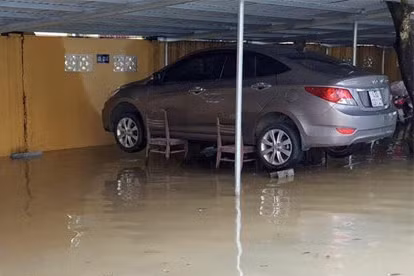 hai huoc chuyen tai xe viet chong lut cho o to trong mua lu