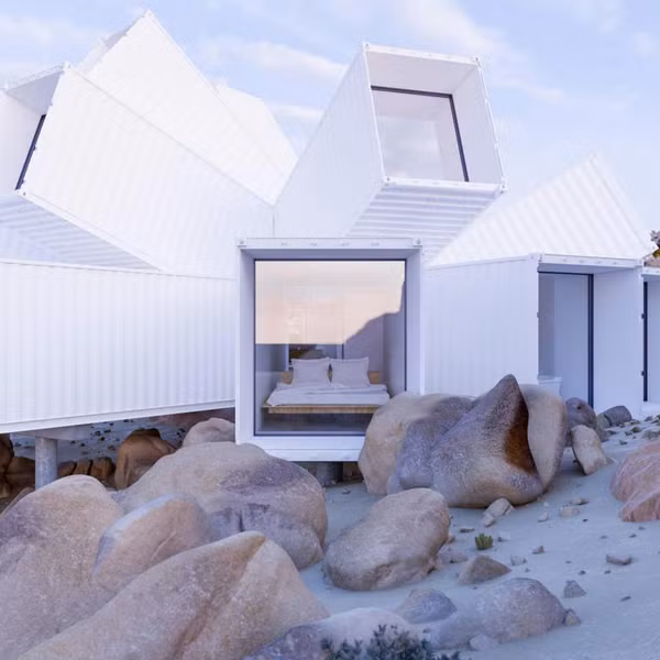 loa mat truoc ngoi nha container nhu hoa no giua sa mac