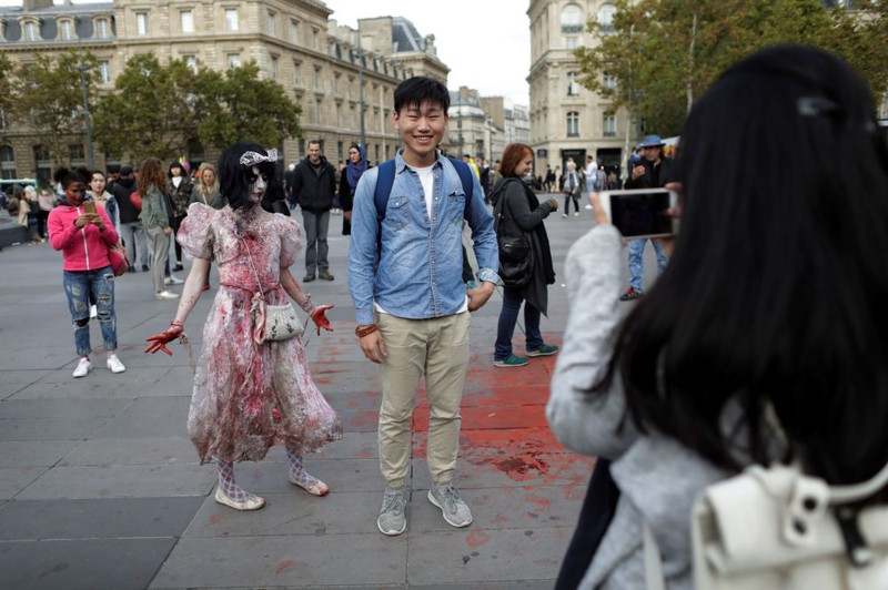 cuoc dieu hanh zombies kinh di tren duong pho paris