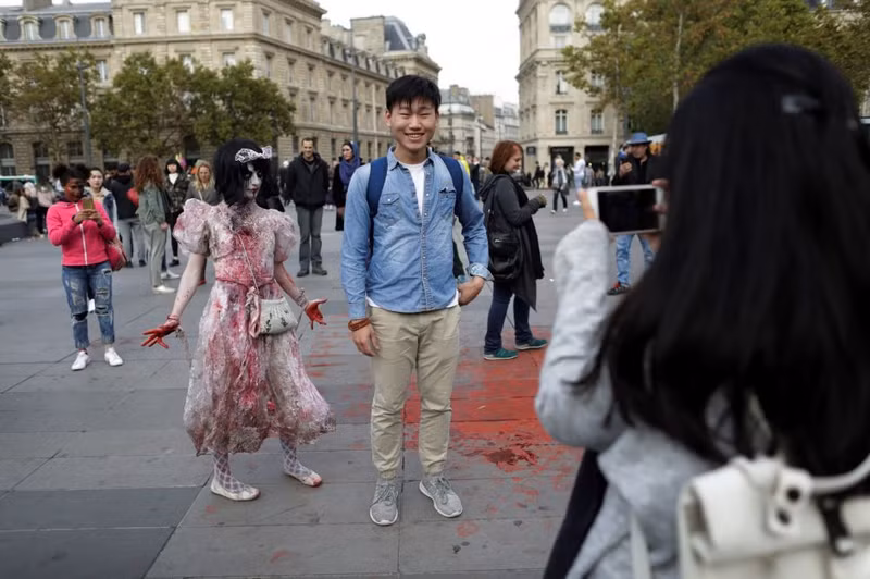 cuoc dieu hanh zombies kinh di tren duong pho paris