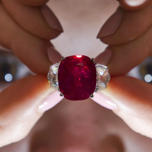 can canh nhung vien kim cuong va da quy dat nhat the gioi