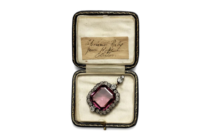 can canh nhung vien kim cuong va da quy dat nhat the gioi