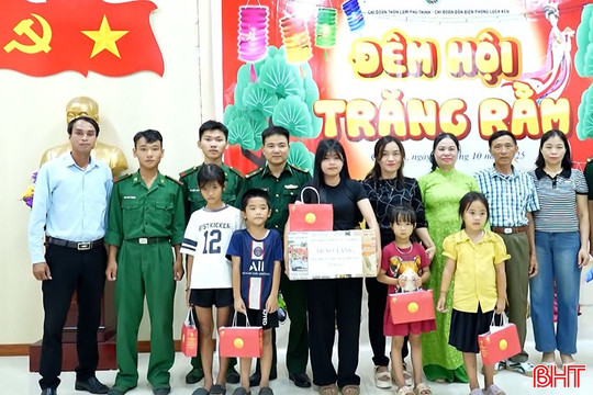 Ấm áp mùa Trăng nơi bão lũ đi qua