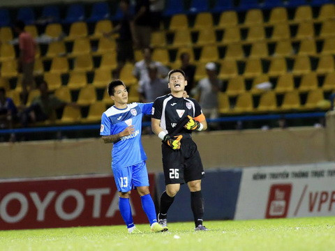 dua vo dich v league 2016 than quang ninh co dau hang