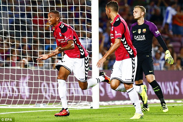 suarez messi du bi barcelona thua soc doi bong moi len hang ngay tren san nha