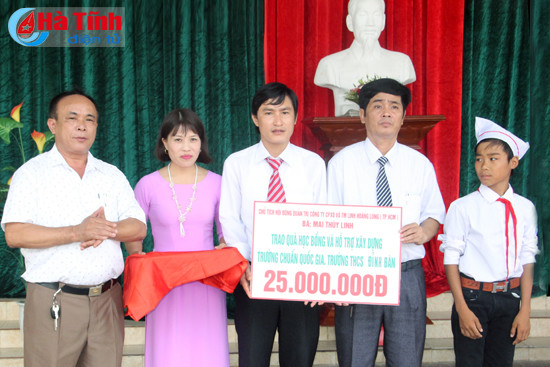 nhieu phan qua den voi hoc sinh ngheo trong ngay khai giang
