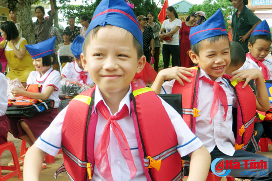 nhieu phan qua den voi hoc sinh ngheo trong ngay khai giang