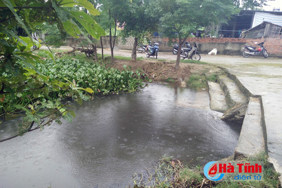 roi xuong ao nuoc gan nha be trai 2 tuoi chet duoi thuong tam